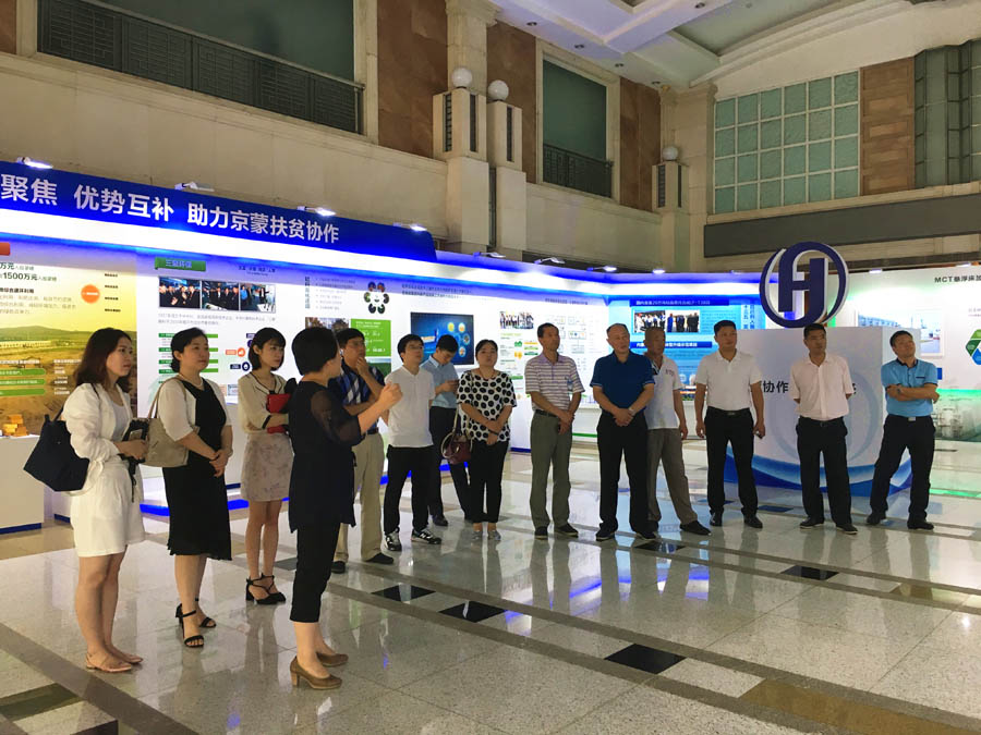 1655965498673999.jpg 参观成果展.jpg